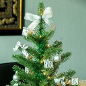 LED vianočný stromček so striebornou dekoráciou